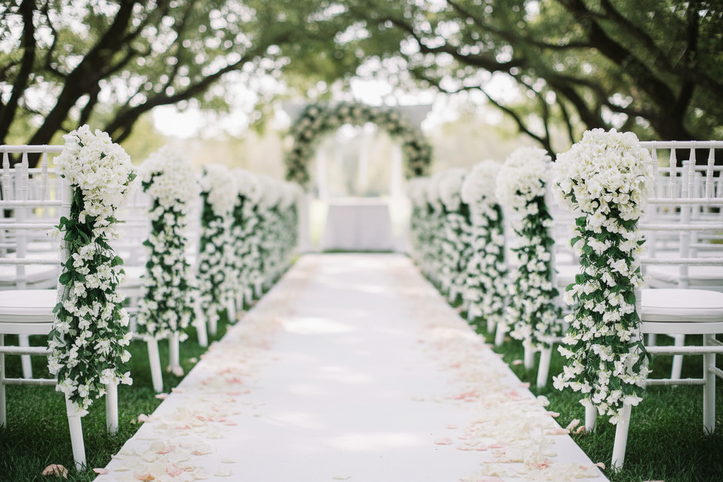 Guirlandes blanches sur chaises cérémonie